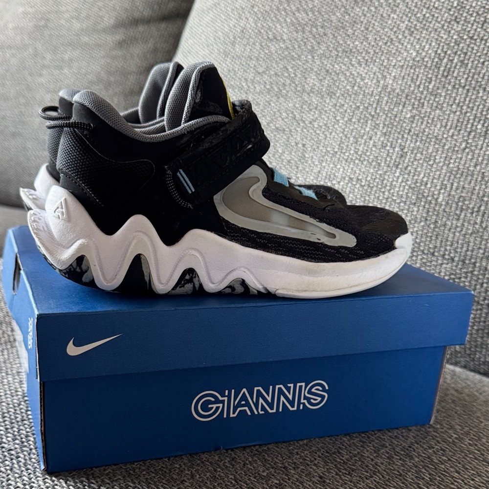 Nike Giannis Immortality 2 black/white/university blue size 13c shoes for boys